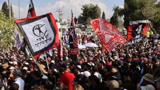 שיירת דגלים בלווייתו של הרש גולדברג פולין ז"ל