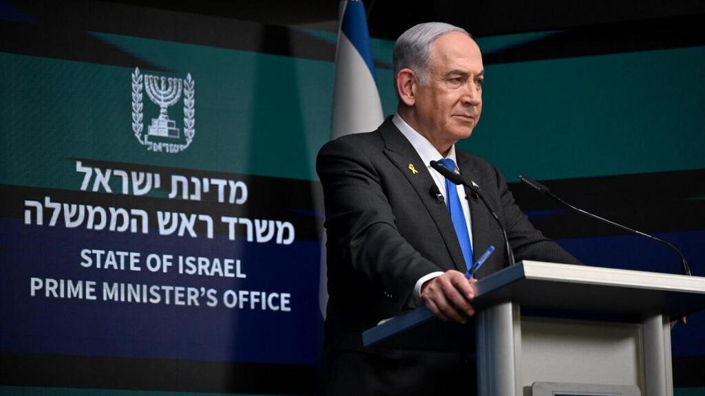 בנימין נתניהו עם המצגת מפת ציר פילדלפי