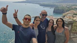 רנ"ג הדס ברנץ ז"ל ומשפחתה