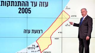 בנימין נתניהו עם המצגת מפת ציר פילדלפי