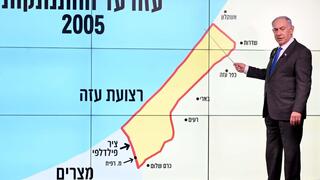 בנימין נתניהו עם המצגת מפת ציר פילדלפי