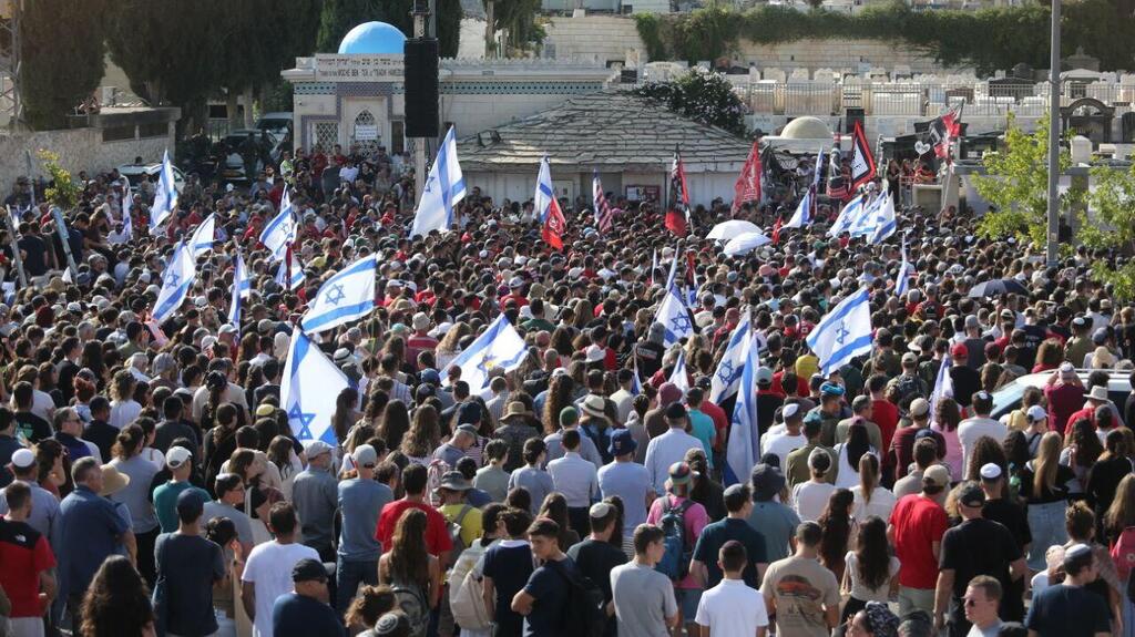 שיירת דגלים בלווייתו של הרש גולדברג פולין ז"ל