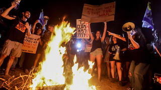 מחאה למען החטופים מול בית רה"מ בקיסריה