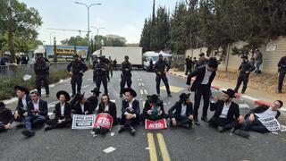 הפגנת חרדים מול הבקו"ם בתל השומר