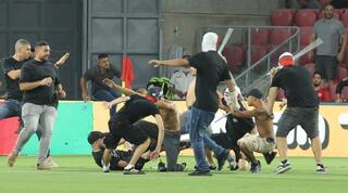 אוהדי הפועל באר-שבע פורצים למגרש כדי להתעמת עם אוהדי בני סכנין