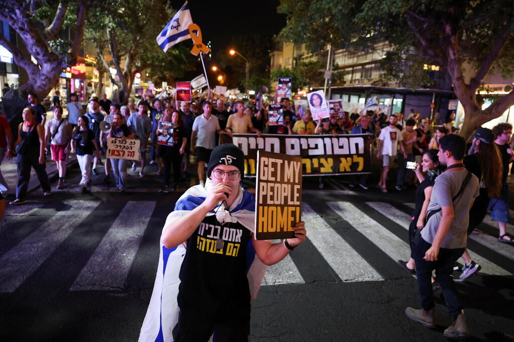 מחאות למען החטופים  מול שער בגין, הקריה שבתל אביב