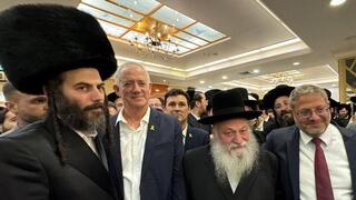 בני גנץ ואיתמר בן גביר בחתונת בתו של מוטי בבצ'יק בירושלים