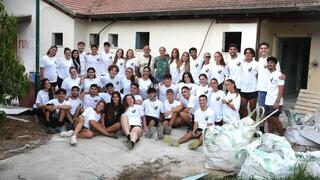 גילנית ודוד אמר הוריו של רגב ז"ל שנהרג בעוטף עם חברי המכינה שעל שמו בקיבוץ שדה נחמיה 