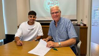 חלאילי לצד יעקב שחר במעמד החתימה