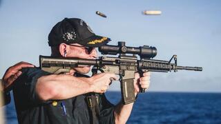 ארה"ב מפקד משחתת קמרון ייסט הודח אחרי ש הצטלם עם כוונת הפוכה