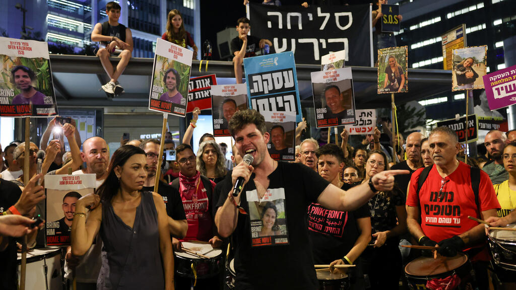 מסע ההפקרה לזכרם של 27 החטופים שהופקרו בשבי, נרצחו וחולצו לקבורה בישראל - תל אביב כיכר הבימה
