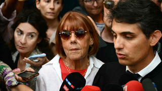 צרפת ג'יזל פליקו משפט של בעלה ש סימם ו אנס אותה עם עשרות גברים