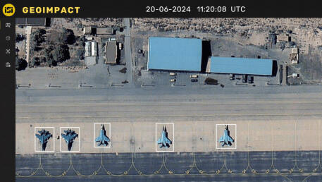 ניתוח מידע ביטחוני מלוויינים בעזרת מערכות בינה מלאכותית. מטוסי קרב חונים לצד מסלול בתמונה שצילם הלוויין EROS C3 בניתוח של מערכת GeoImpact 