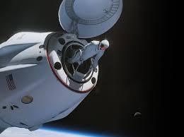  The first spacewalk by private astronauts, breaking historical boundaries. Illustration of an astronaut floating outside the Dragon spacecraft 