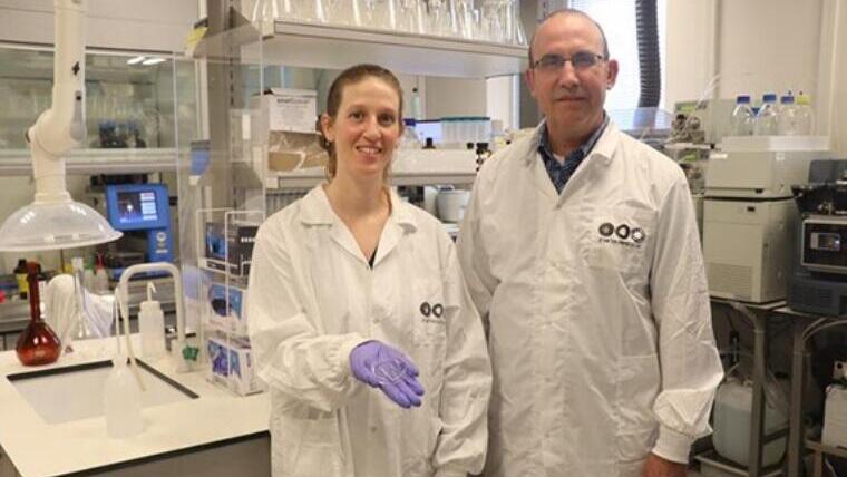 Displaying a plate made out of the peptide glass. Gal Finkelstein-Zuta and Professor Ehud Gazit 