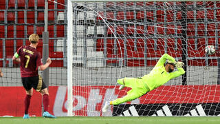 שחקן נבחרת בלגיה קווין דה בריינה מכניע את שוער נבחרת ישראל יואב ג'רפי