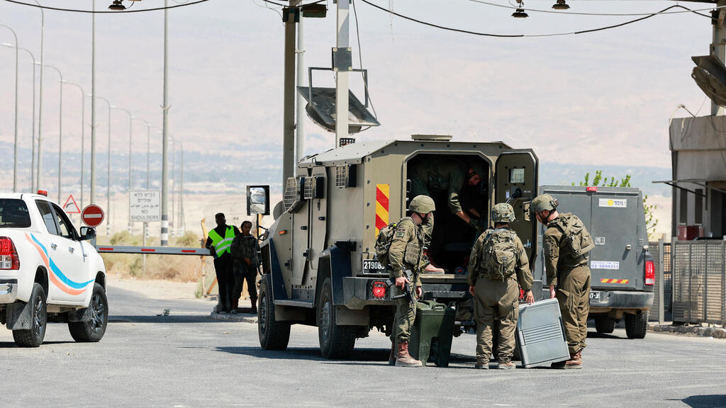 Security forces at scene of the attack at the Jordanian border (Photo: REUTERS/Ammar Awad) זירת הפיגוע