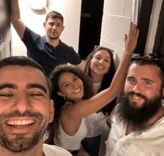 קובעים מזוזה באחד החדרים בהרווארד