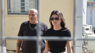 נועה גולדנברג יוצאת מחקירתה לאחר שנחשדה בכך שהשליכה חול על איתמר בן גביר בחוף הים בת"א