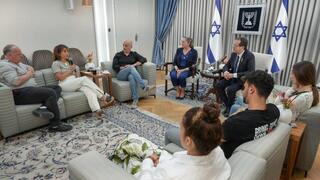 נשיא המדינה יצחק הרצוג בפגישה עם משפחות התצפיתניות שנחטפו בנחל עוז ב-7 באוקטובר