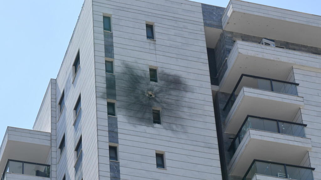 תיעוד מזירת הפגיעה הישירה בבית נהריה