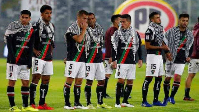 צ'ילה קלוב דפורטיבו פלסטינו קבוצה פלסטינית שחקנים עולים למשחק עם כאפייה