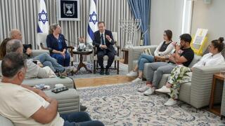 נשיא המדינה יצחק הרצוג בפגישה עם משפחות התצפיתניות שנחטפו בנחל עוז ב-7 באוקטובר