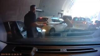 תיעוד מכביש 1: גנב רכב פלסטיני נעצר במנהרות הראל, החלון נופץ בגרזן