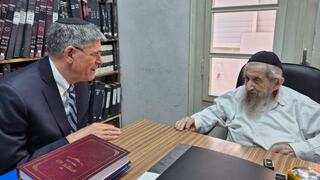 הרב לנדו והשגריר לו בפגישתם בבני ברק