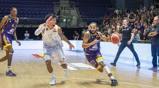 אלייז'ה מיטרו-לונג עם הכדור