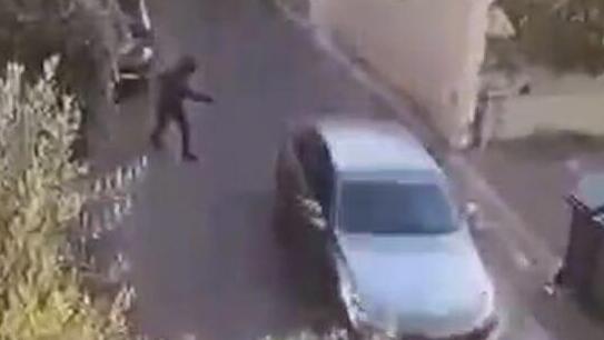תיעוד מניסיון חיסול אישה בטייבה כשברכבה ילד כבן 3