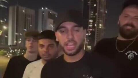 מרדכי דוד מ"קבוצת הבן גביריסטים” בהפגנות נגד המוחים בקפלן