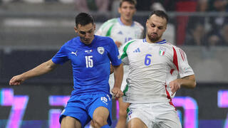 שחקן נבחרת ישראל אוסקר גלוך מול שחקן נבחרת איטליה פדריקו גאטי