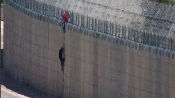 תיעוד: ארבעה פלסטינים מטפסים על החומה בקו התפר
