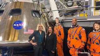 השרה גמליאל ליד דגם של חללית ותמונות של אסטרונאוטים המיועדים להקיף את הירח בתוכנית ארטמיס