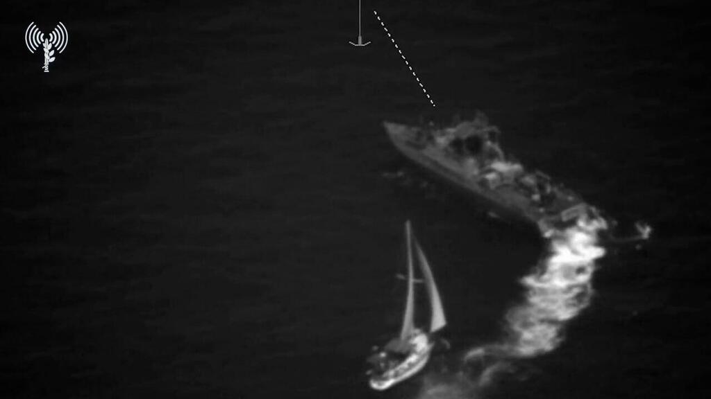 Israeli Navy boats rescue yacht that drifted toward Lebanon (Photo: IDF Spokesperson's Unit) כלי שיט נסחף למרחב הימי של לבנון - כוחות חיל הים חילצו אותו והשיבו אותו למרחב המים הריבוניים של מדינת ישראל