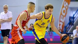 שחקן מכבי ת"א רוקאס יוקובאיטיס מול שחקן באיירן מינכן ים מדר