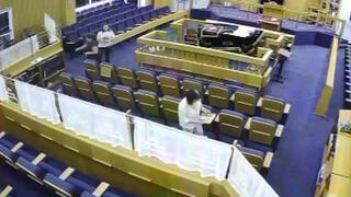 תיעוד: הנחת הפלאיירים למען החטופים בבית כנסת בהרצליה