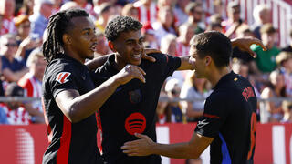 שחקני ברצלונה חוגגים עם לאמין ימאל