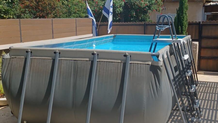 בריכת אינטקס שהותקנה בחצר 