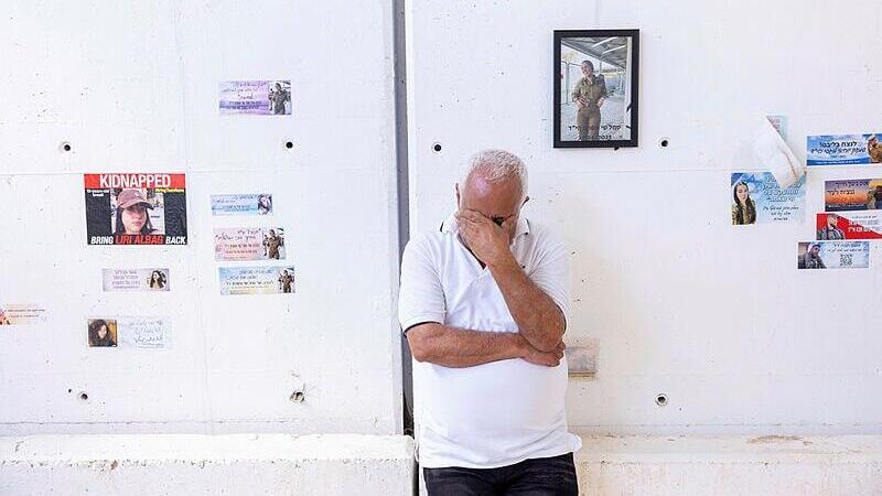שנה אחרי טבח השבעה באוקטובר משפחות התצפיתניות שנרצחו בנחל עוז חוזרות לבסיס - שנה למלחמה