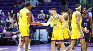 שחקני הפועל חולון חוגגים