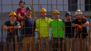 סטודנטים ומילואימניקים עובדים בבניין