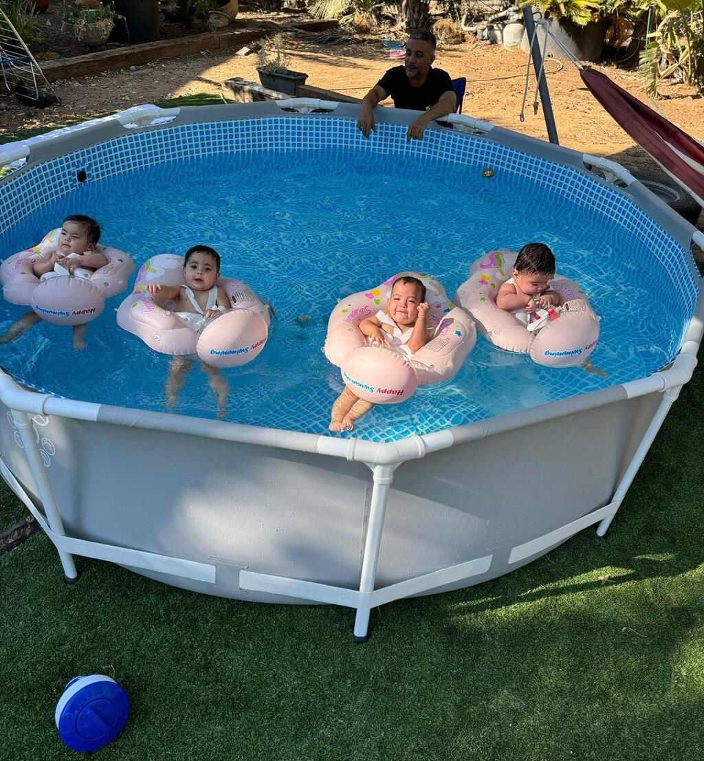 הבנות בזמן בריכה