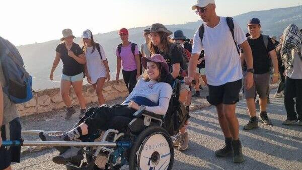 "רואים אותי מעבר למגבלה". שני בטיפוס להר