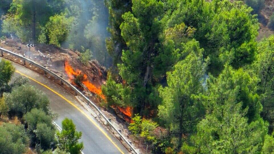 A Brush fire ignited amid Hezbollah rocket fire to the Galilee (Photo: Biriya Forest) שריפה בכביש בין עין זיתים לביריה