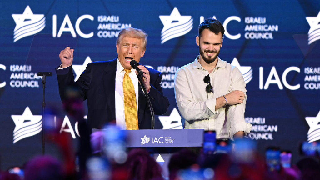 דונלד טראמפ ואנדרי קוזלוב שניצל משבי חמאס, בנאום בועידה השנתית של ארגון  IAC בוושינגטון