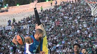 ג'ייק כהן במאבק על הכדור