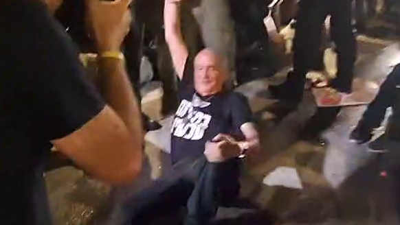 שוטרים מפנים בכוח את דן חלוץ בקיסריה