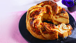 חלה במילוי דלורית ובצל 